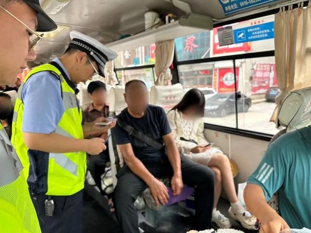 锦州市黑山交警积极开展"一盔一带"安全守护行动