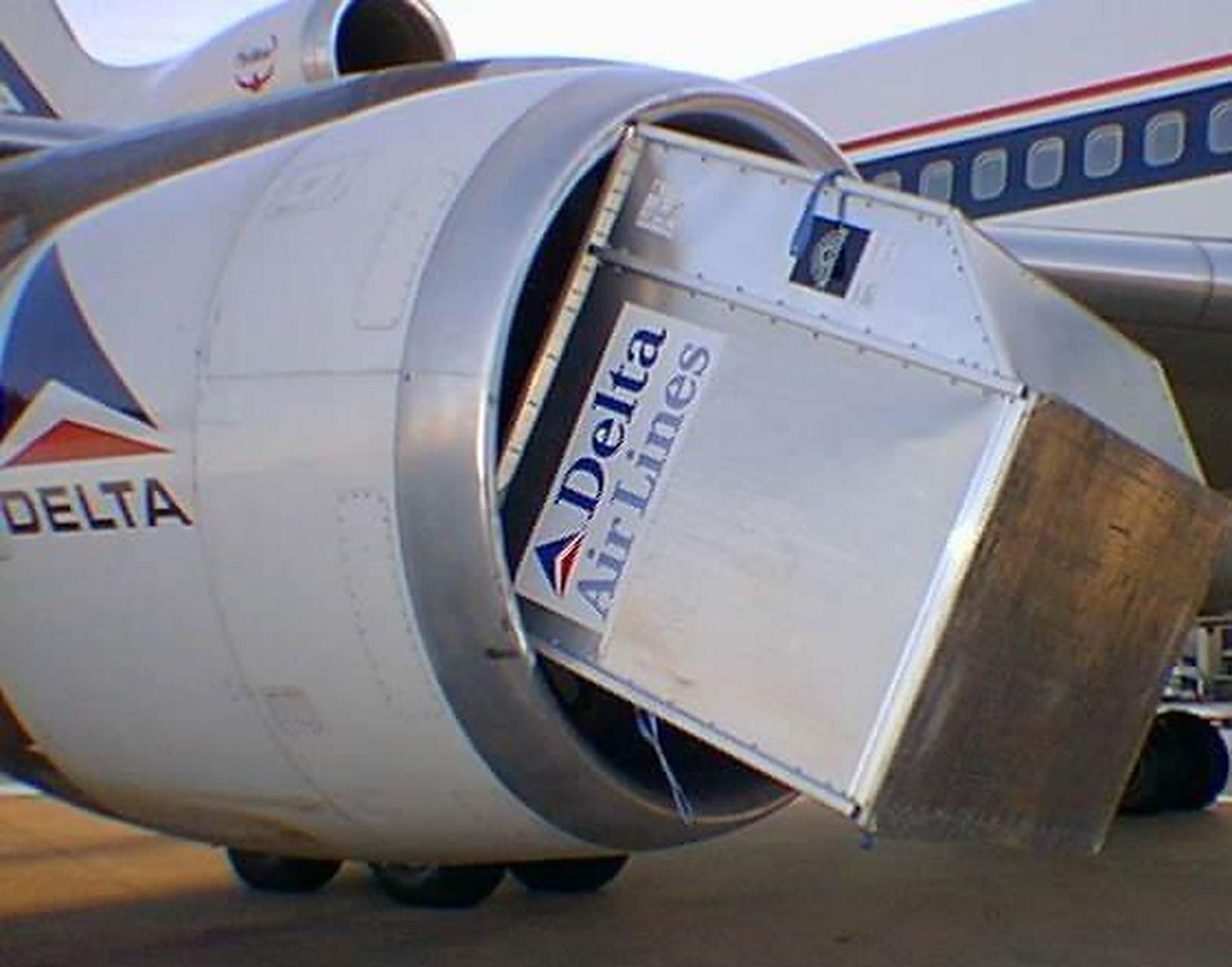 事故起因,达美航空公司的一架洛克希德l-1011三星飞机刚刚启动引擎,在