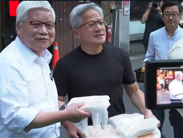 黄仁勋魏哲家街头派发美食 发完炒面发绿豆糕 戏言众人都是小朋友