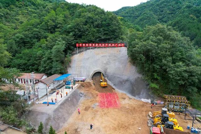 天水隴南鐵路徐家坪隧道2號斜井正式進洞