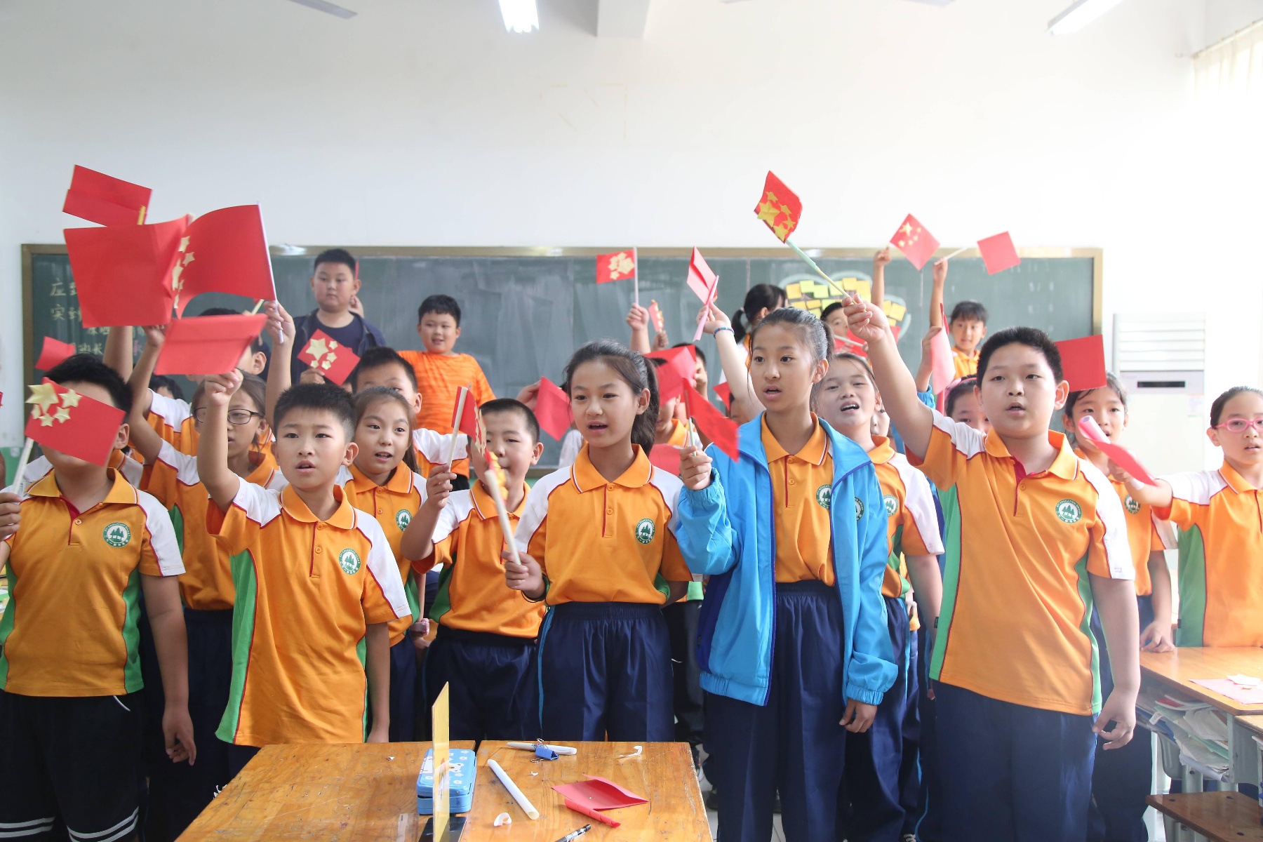 潍坊美加实验学校:做一面国旗 为祖国庆生