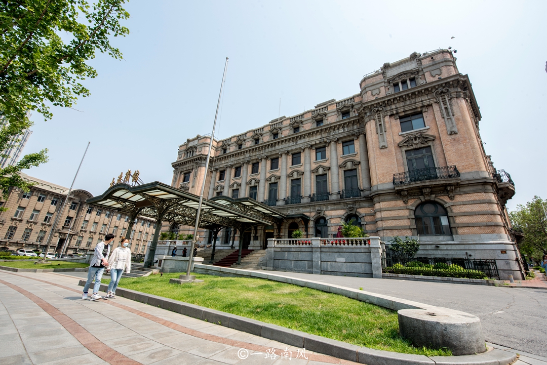 大连奇特的圆形广场,十条道路向四面八方辐射,就像盛开的鲜花