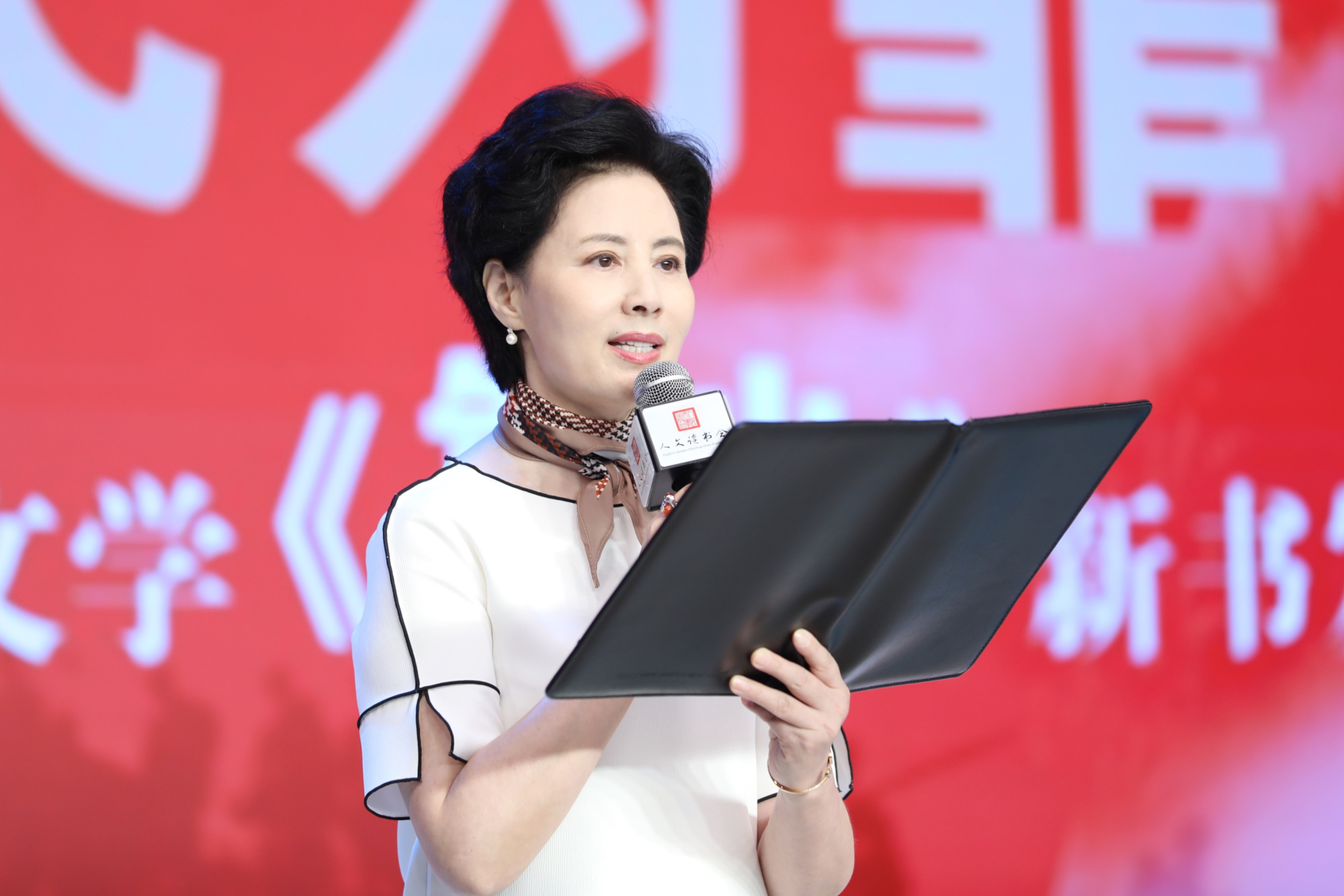 海军文工团主持人于紫菲朗诵