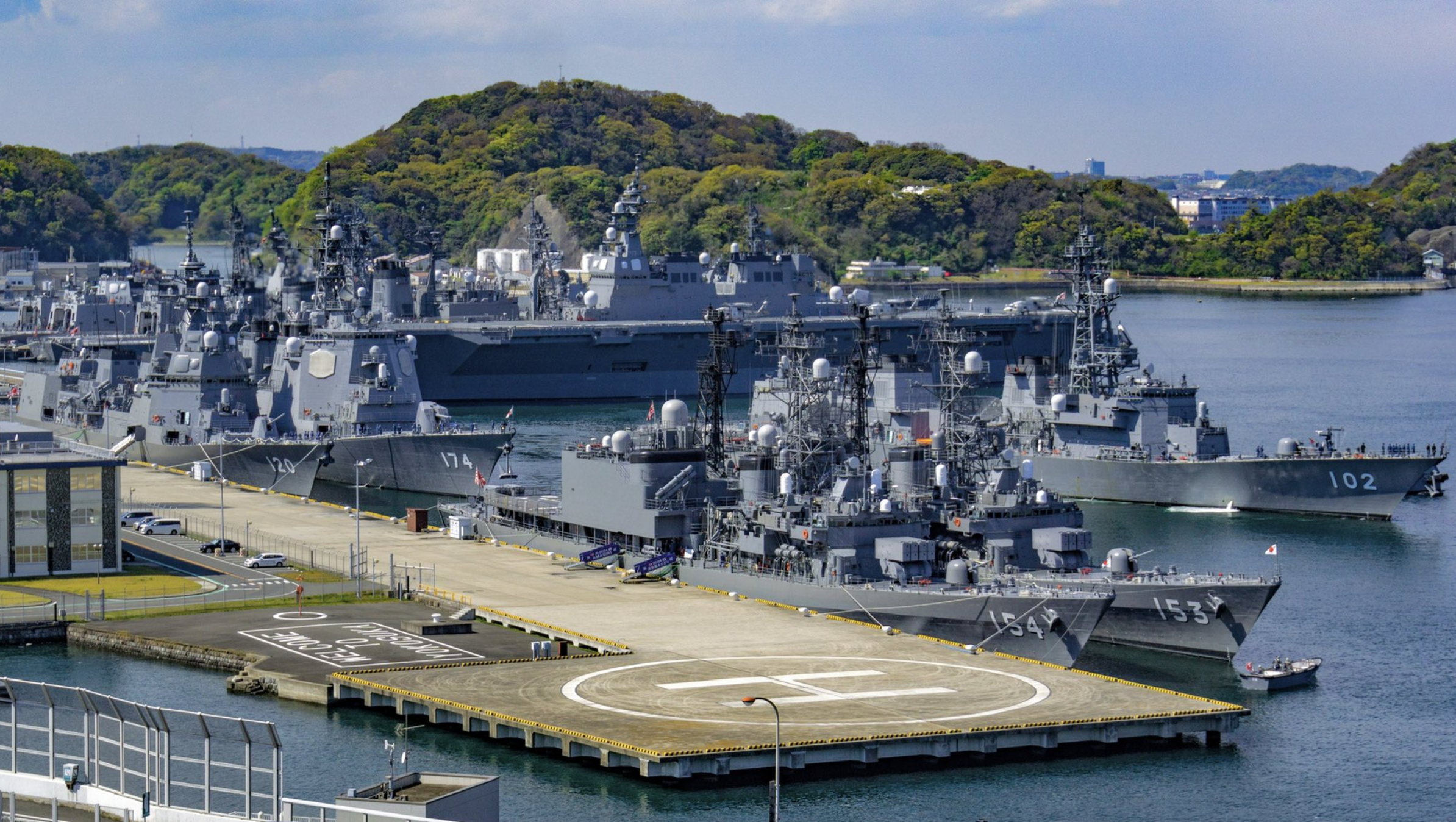 日本军港战舰集中停泊,桅杆排列密集,战舰总吨位竟跃居世界第四