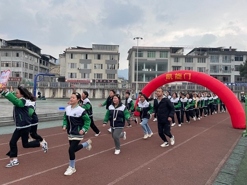 宝兴县灵关中学举行中考百日冲刺誓师大会