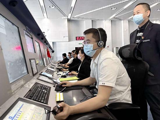 新疆空管局空管中心区域管制一室与兰州区域管制室实施aidc移交试运行