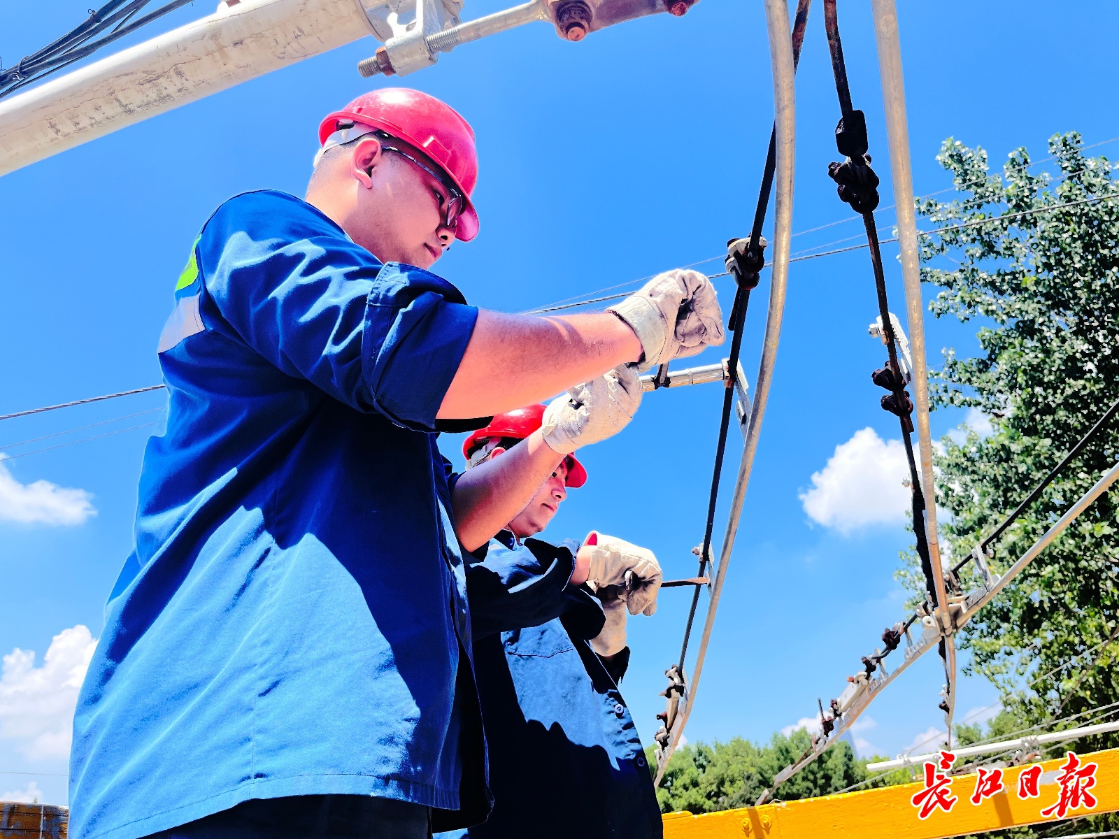为"辫子车"做检查,短短十分钟脖子晒得通红
