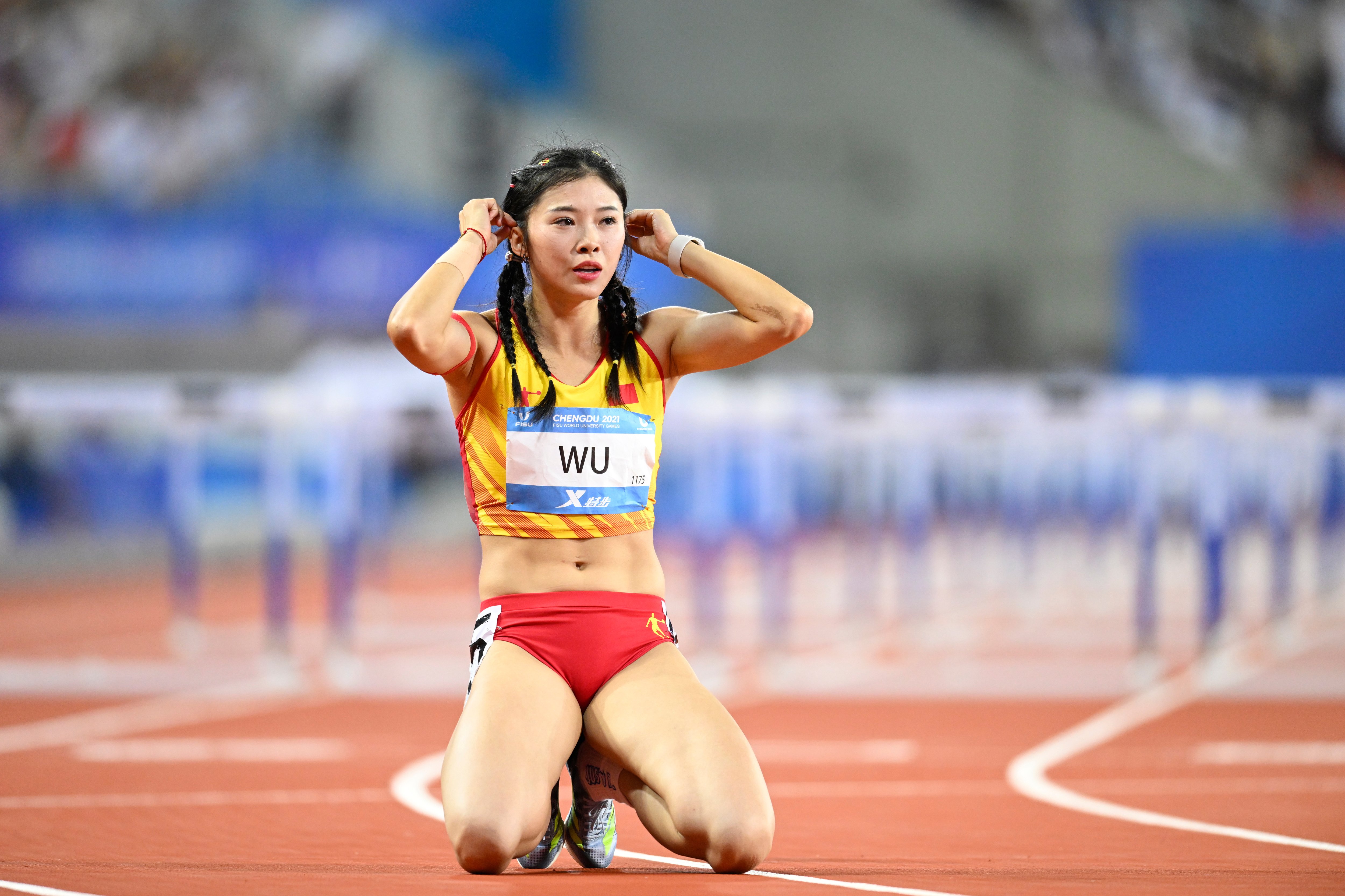 田径——女子100米栏决赛:吴艳妮摘银(5)