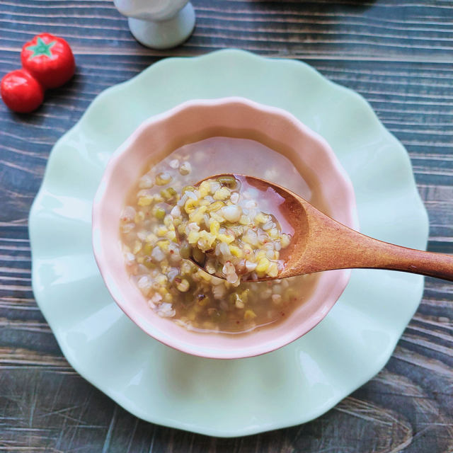 玉米碴子绿豆粥,营养健康,粗粮也好吃