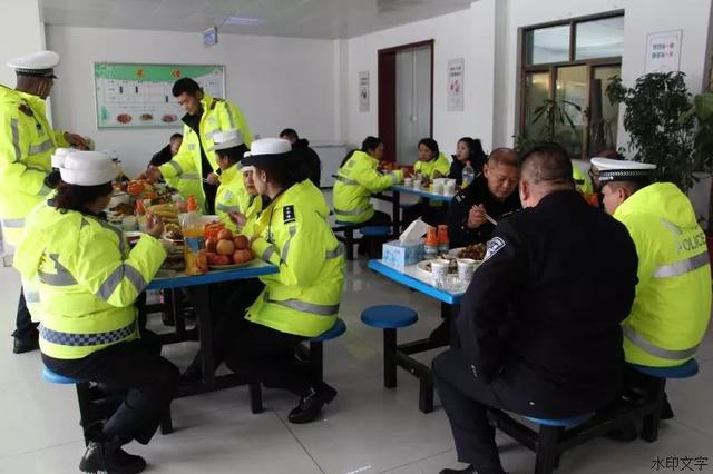 警营聚餐共庆人民警察节欢声笑语鼓斗志凝警心