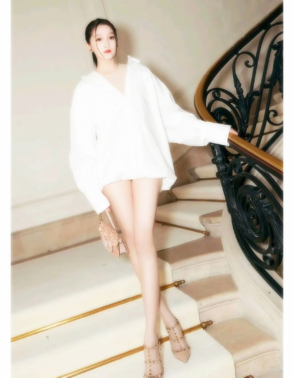 关晓彤美腿出道就备受关注,一双大长腿成为了她的代表符号 在各种综艺