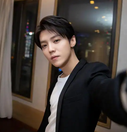 鹿晗为关晓彤纹身?背后含义太甜蜜,网友:坐等领证