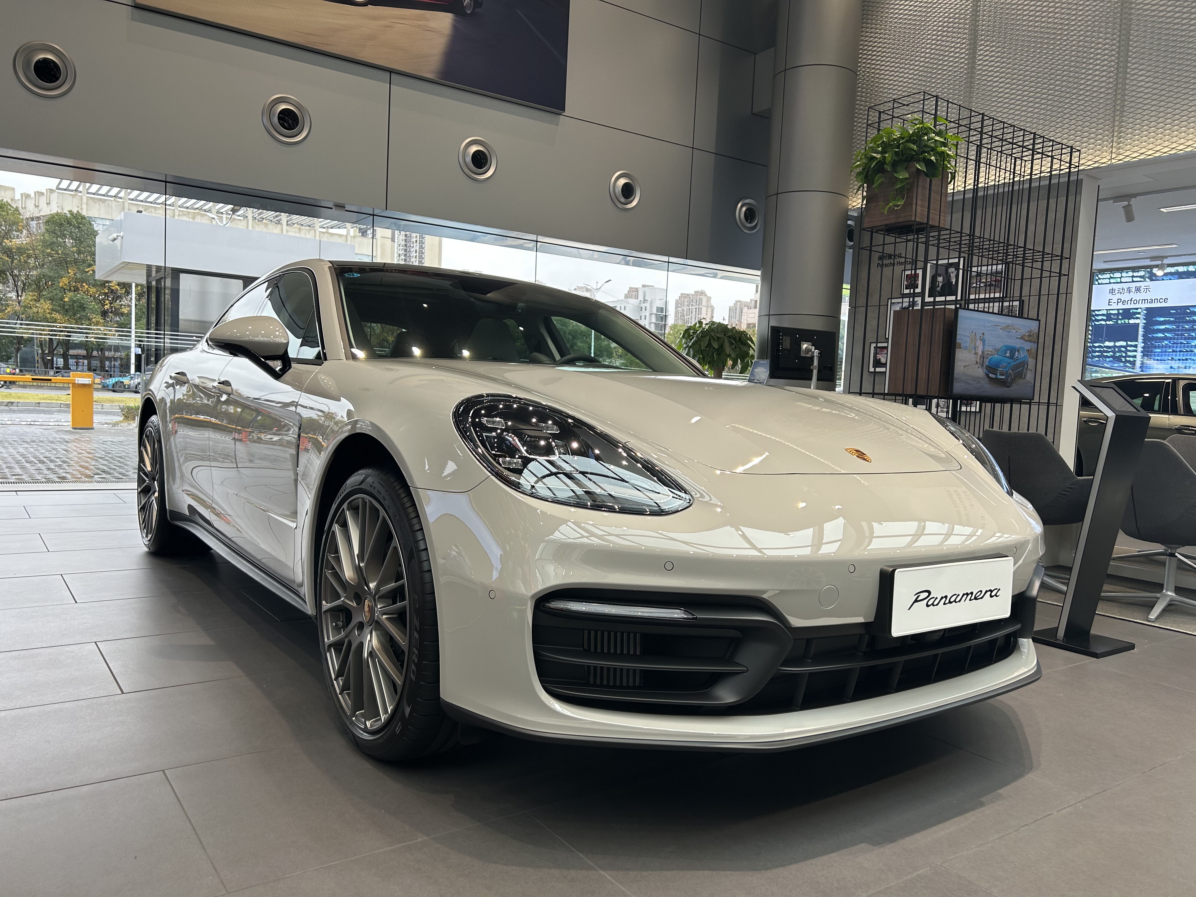 9t爆发330马力!2023款保时捷panamera铂金版实拍!裸车112.7万