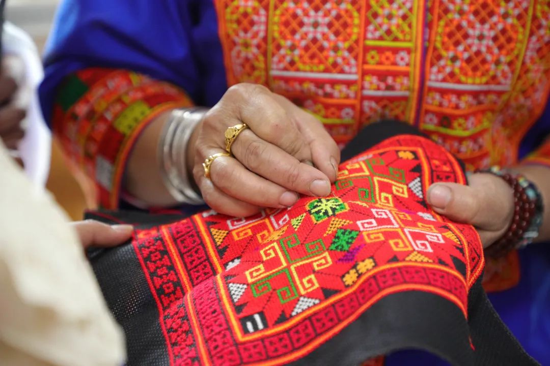 瑶族织绣图案繁多,花样丰富 培训现场,来自金秀各乡镇的40余名学员
