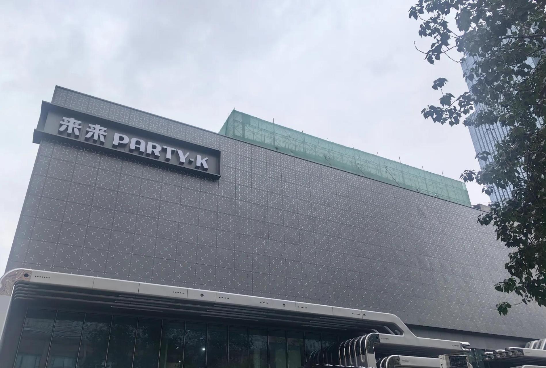 我正在拍照的时候,隔壁一个大姐看到了,就来问我.