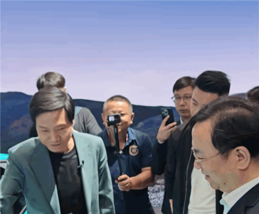 王传福现身小米汽车展台：称赞雷军造车三年 大获成功