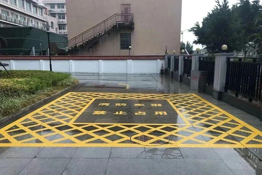 各楼层住户严禁在楼道堆放杂物,禁止在公共走道,楼梯间,门厅停放电动