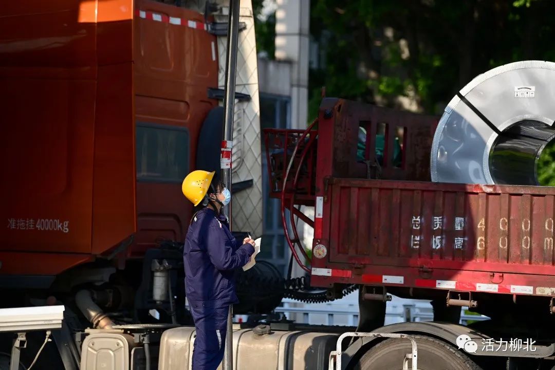 货车忙运输工人忙装运柳北区这个产业园好热闹