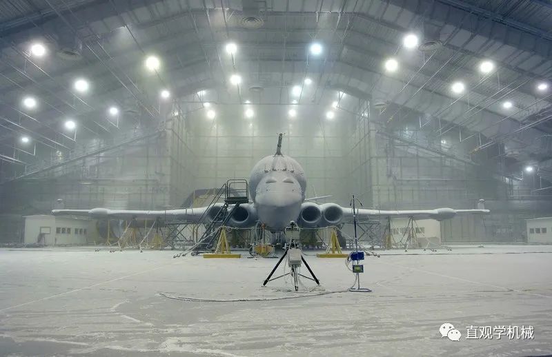 f-35b战斗机在暴风雪中冻成冰棍