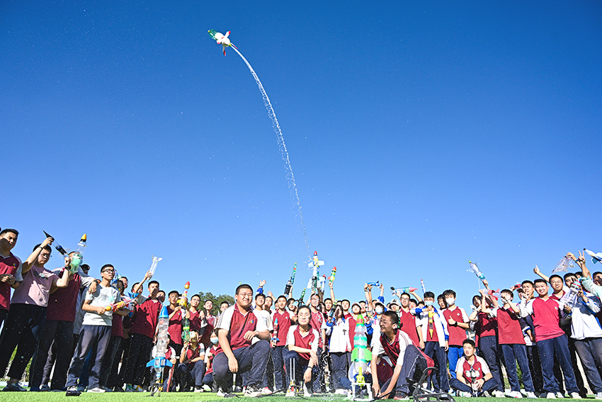张掖学子用饮料瓶制作"水火箭",发射"飞"上天45米