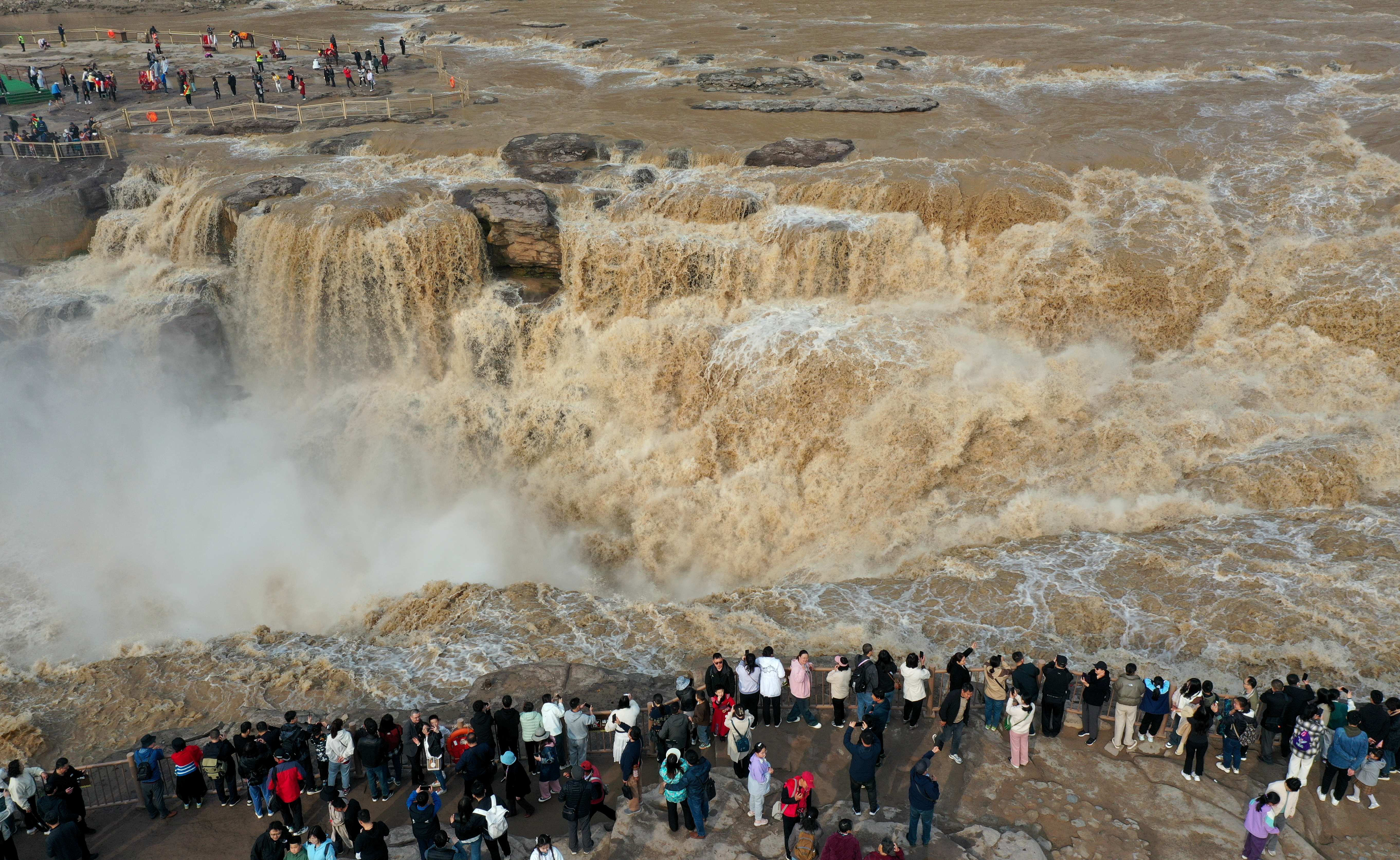 山西吉县:黄河壶口瀑布游人如织