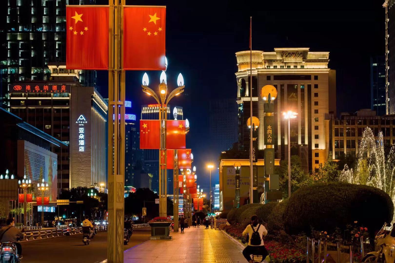 成都街头飘满中国红