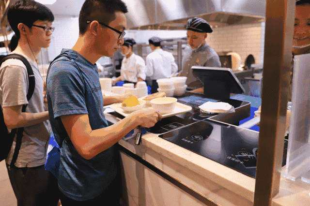 腾讯企业的食堂面貌曝光,告诉我们一个真理,优秀才会被优待