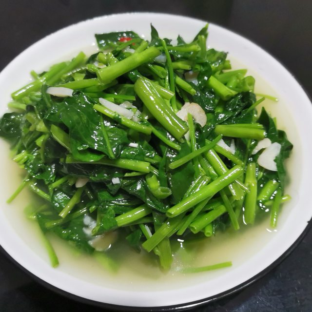 蒜香空心菜,颜色翠绿,口感软嫩