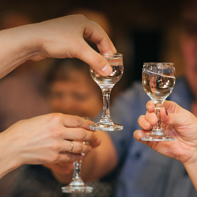 今天,请朋友们把对父亲的爱和祝福倒进酒杯,和父亲一起干一杯!