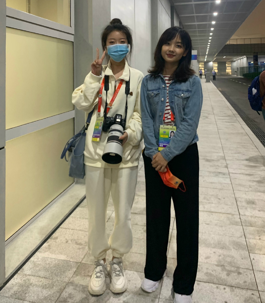 冰冰非常好,因为自己在旁边不敢和王冰冰合影,王冰冰则主动上前来合照