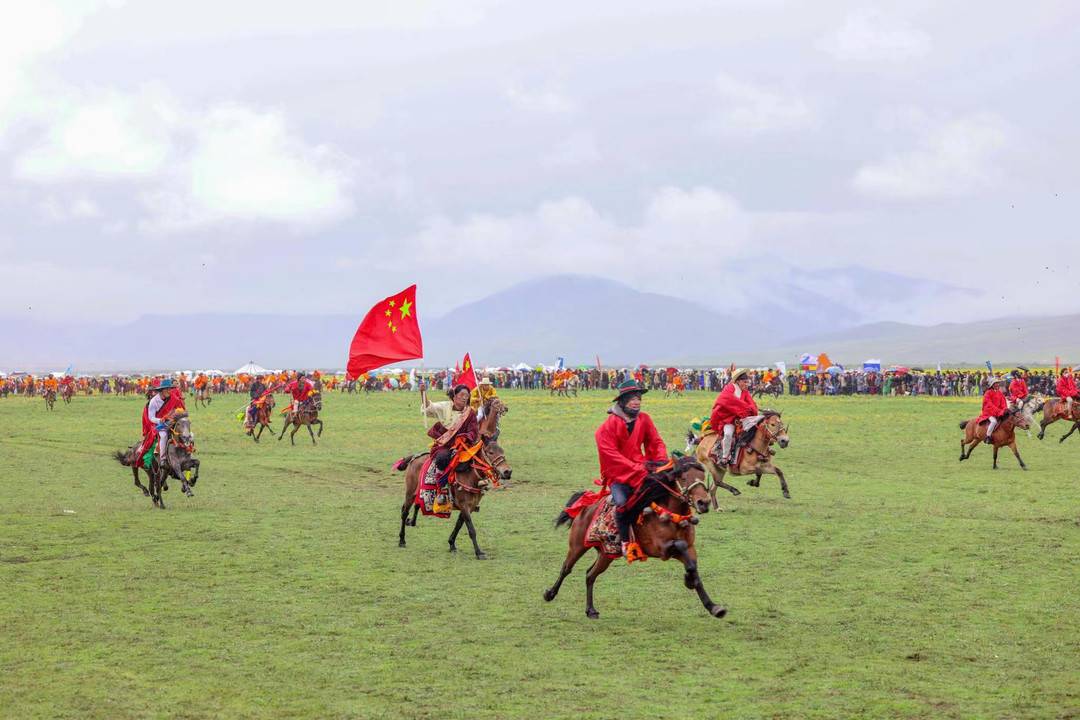 大草原上看"万马奔腾" 2023四川理塘"八·一"赛马会开幕