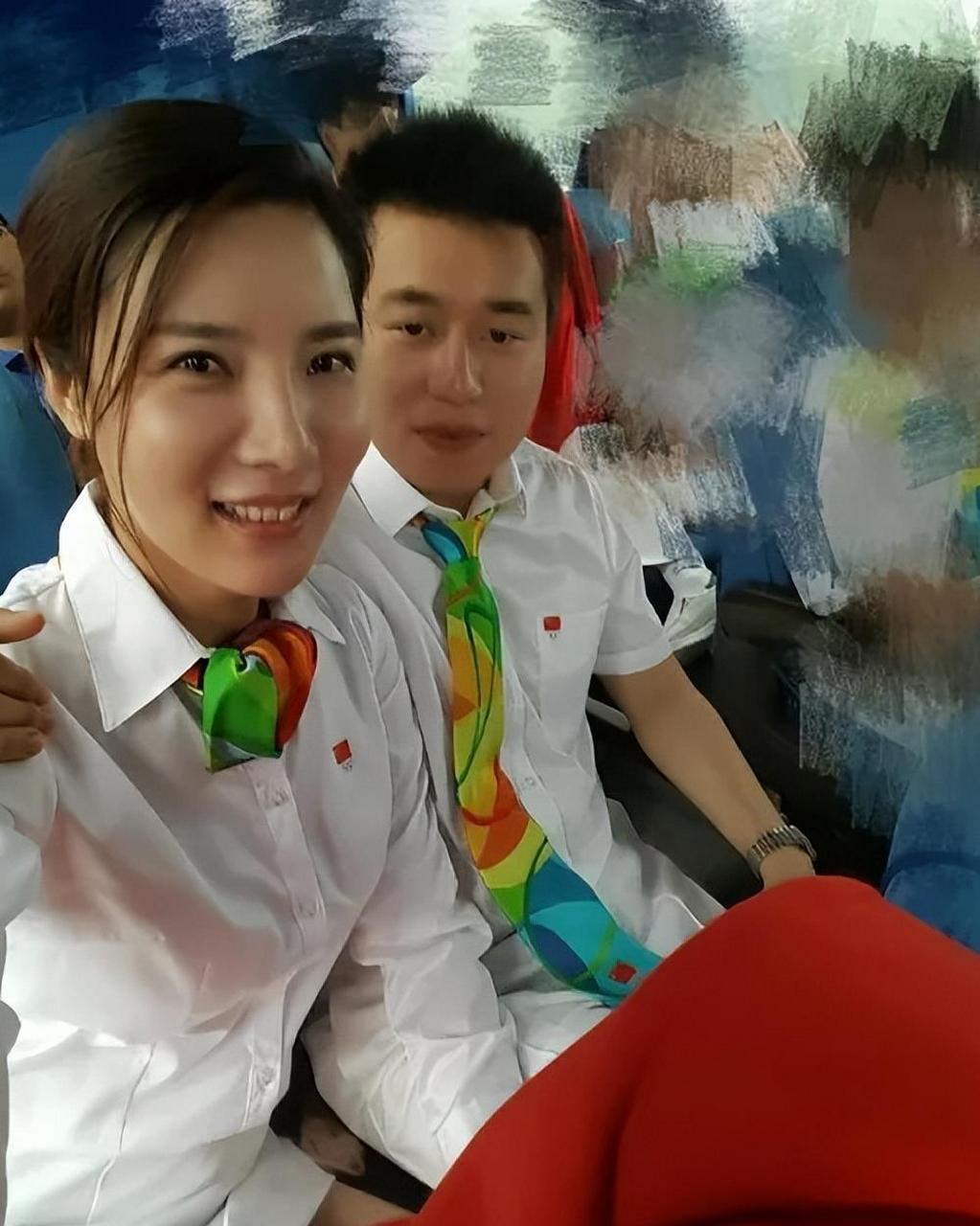 2008年,北京奥运上,26岁的杜丽对22岁的师弟庞伟说:"你向我求婚吧,我