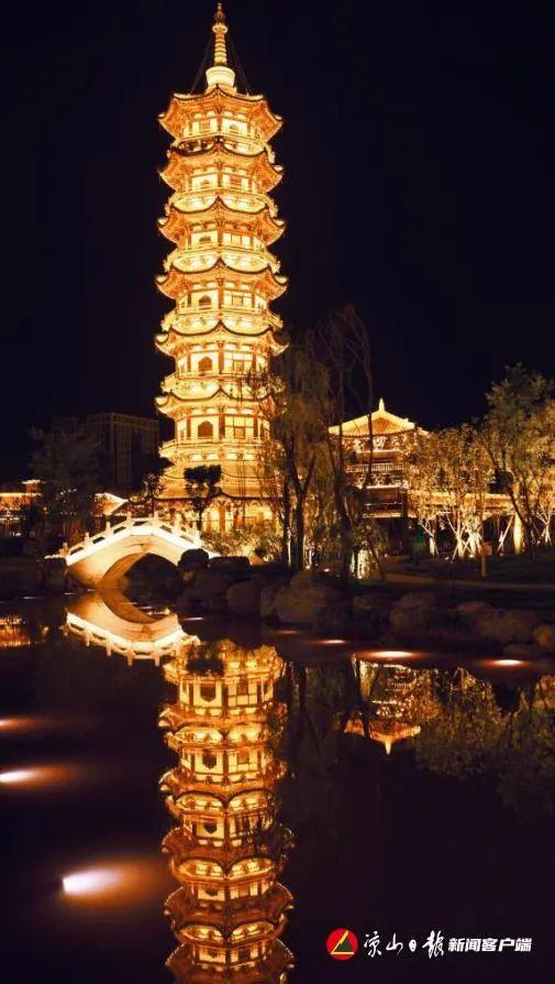 园林向晚,暮色四合,然而下一瞬,刹那间灯光璀璨,唐园内流光溢彩.