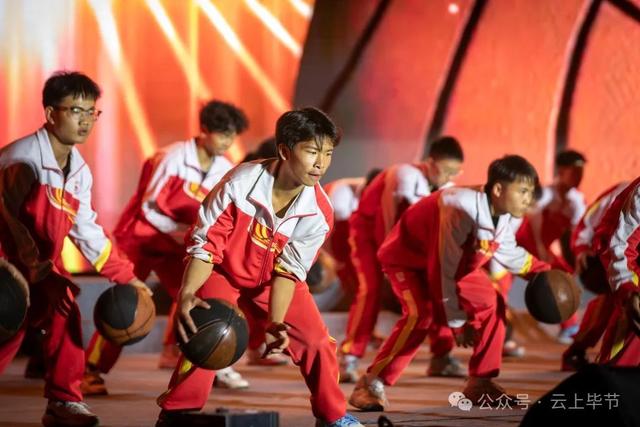 一中学子们悠扬的乐声响起挥舞起靓丽的青春底色五彩斑斓间丝带迎风