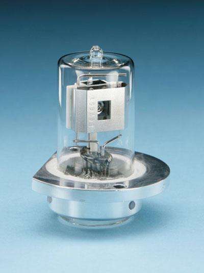 氘灯的紫外辐射强度高,稳定性好,寿命长,因此常用作各种紫外分光光度