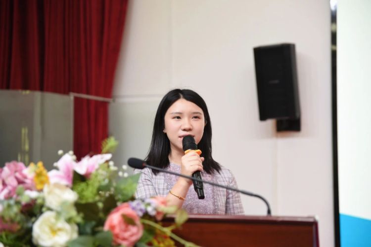 赤湾学校举办罗占军老师荣休欢送会