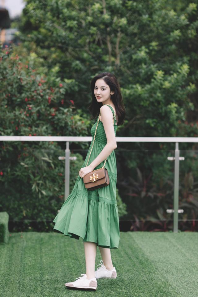 80张古力娜扎美照连连看,疑是仙女下凡来,回眸一笑胜星华