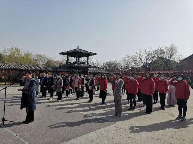 局党组书记,局长谢颂涛宣读表彰决定并为三八红旗手代表颁发荣誉证书