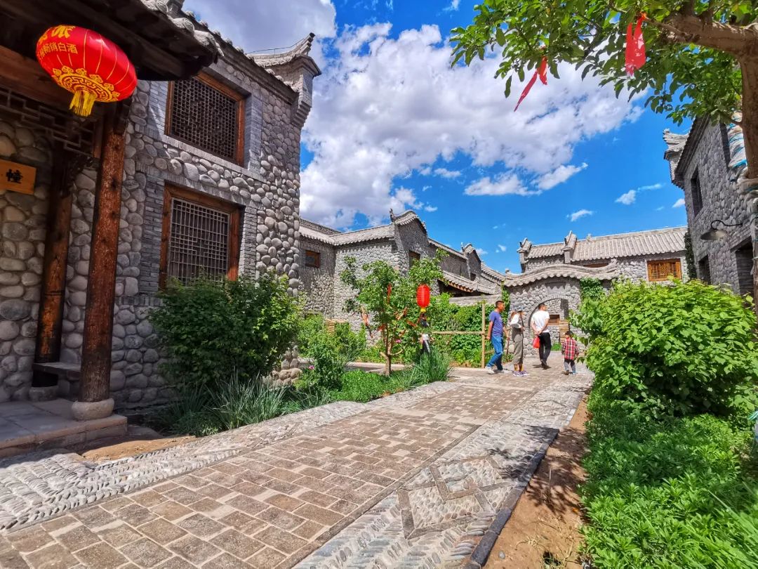 临泽:避暑度夏,丹霞口文旅小镇是您的不二之选