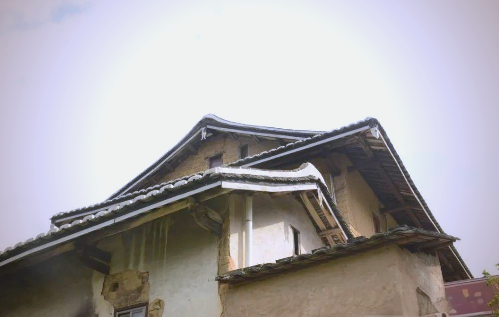 揭秘滴泪屋:房屋布局中的风水隐患与居住影响