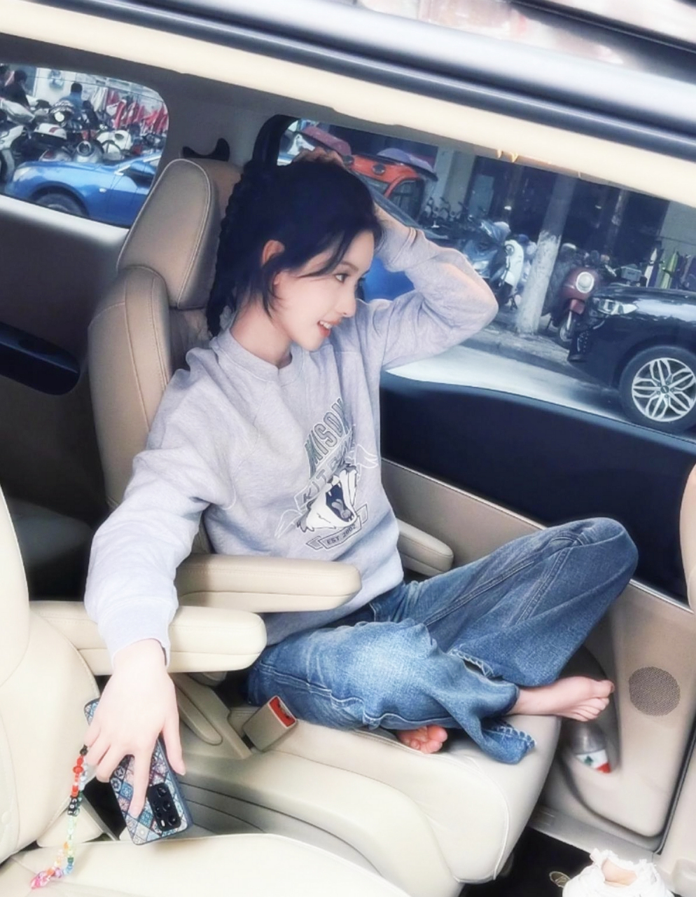 你见过陈都灵穿着毛衣赤脚放松吗?