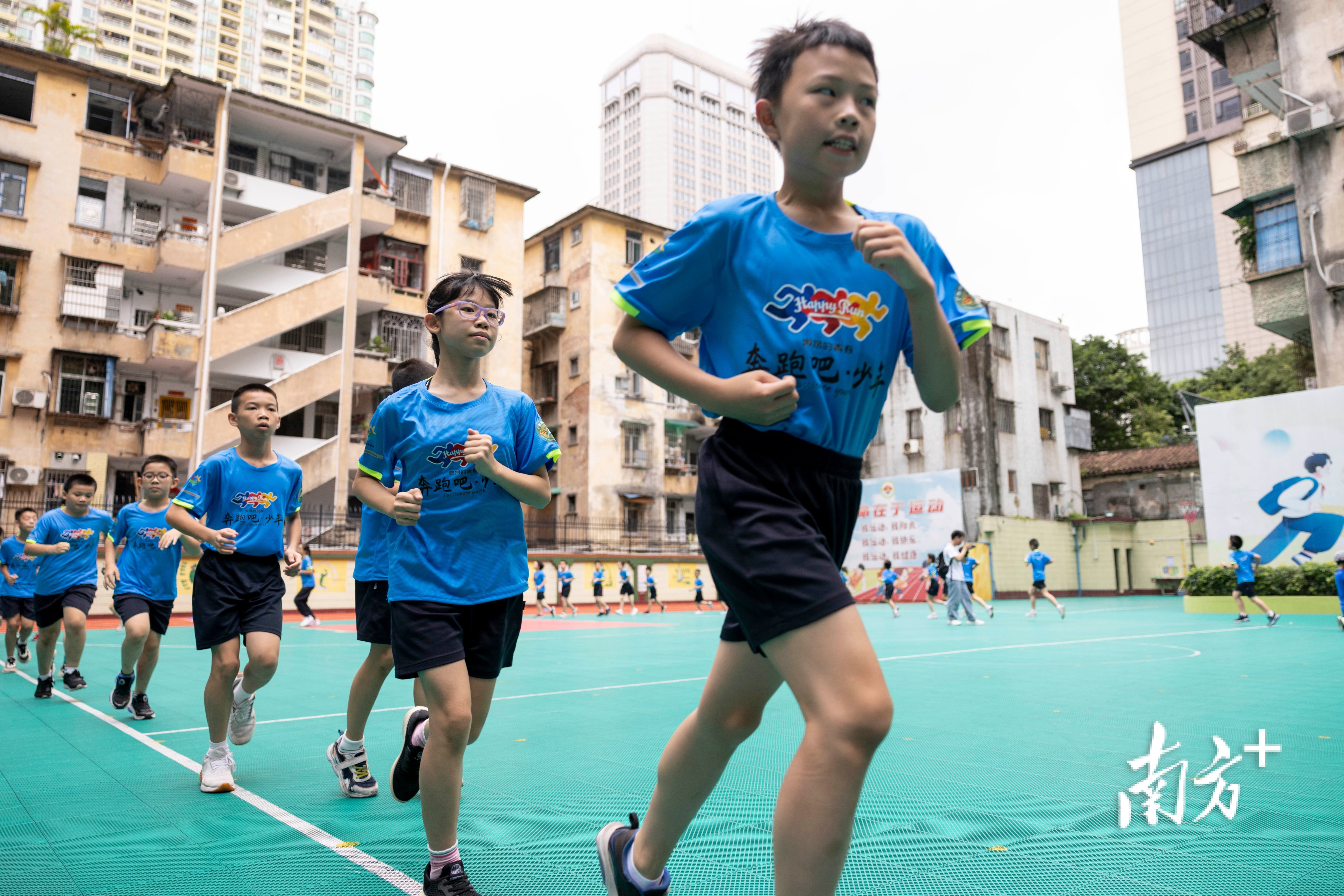 吳昊霖師徒走進建設大馬路小學,於快樂中感受田徑魅力