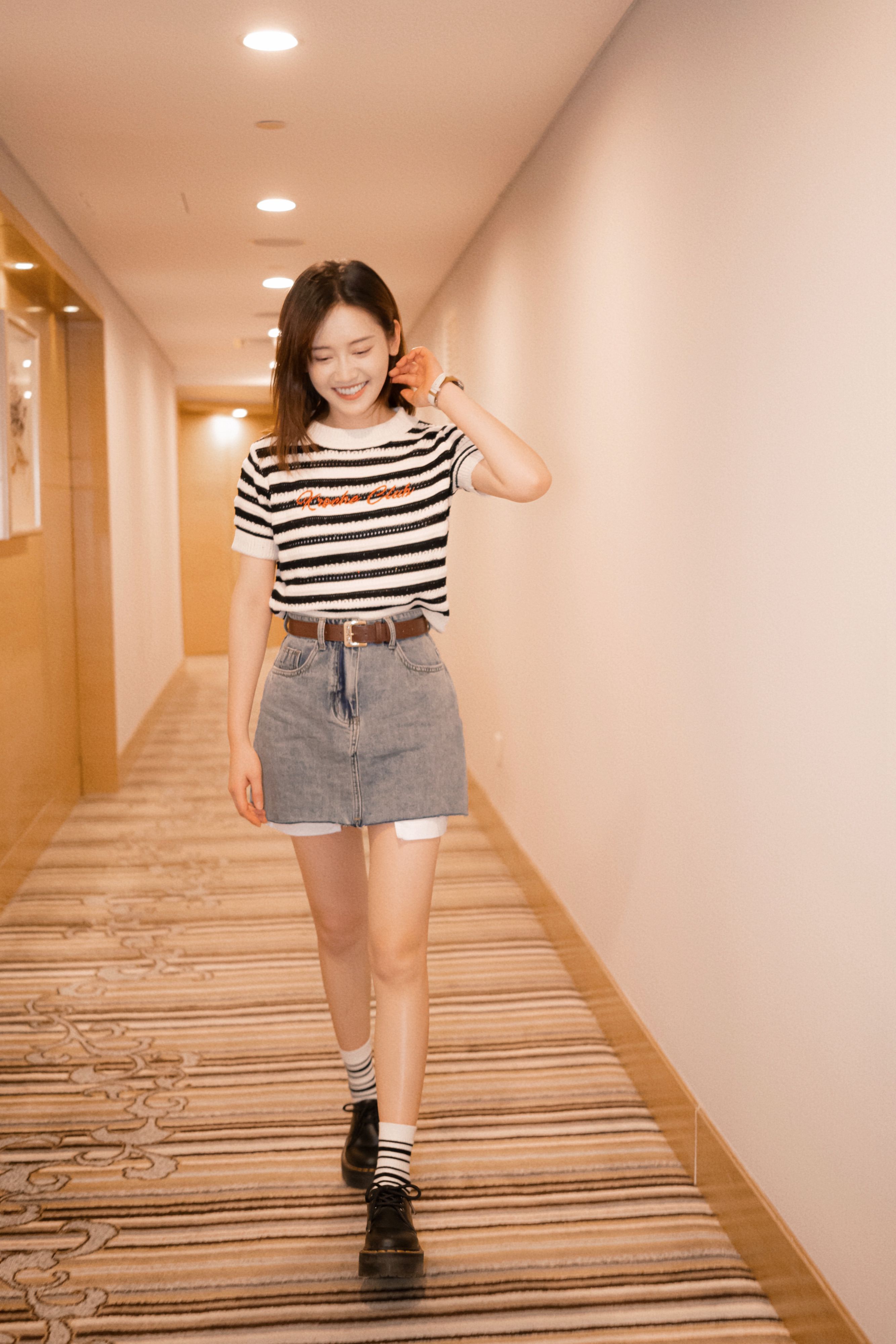 郑湫泓黑白横纹短袖甜美笑容写真