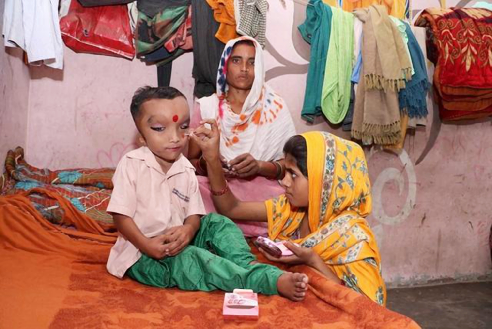 印度畸形男童被奉为"象头神"转世,受众人跪拜,网友:孩子毁了