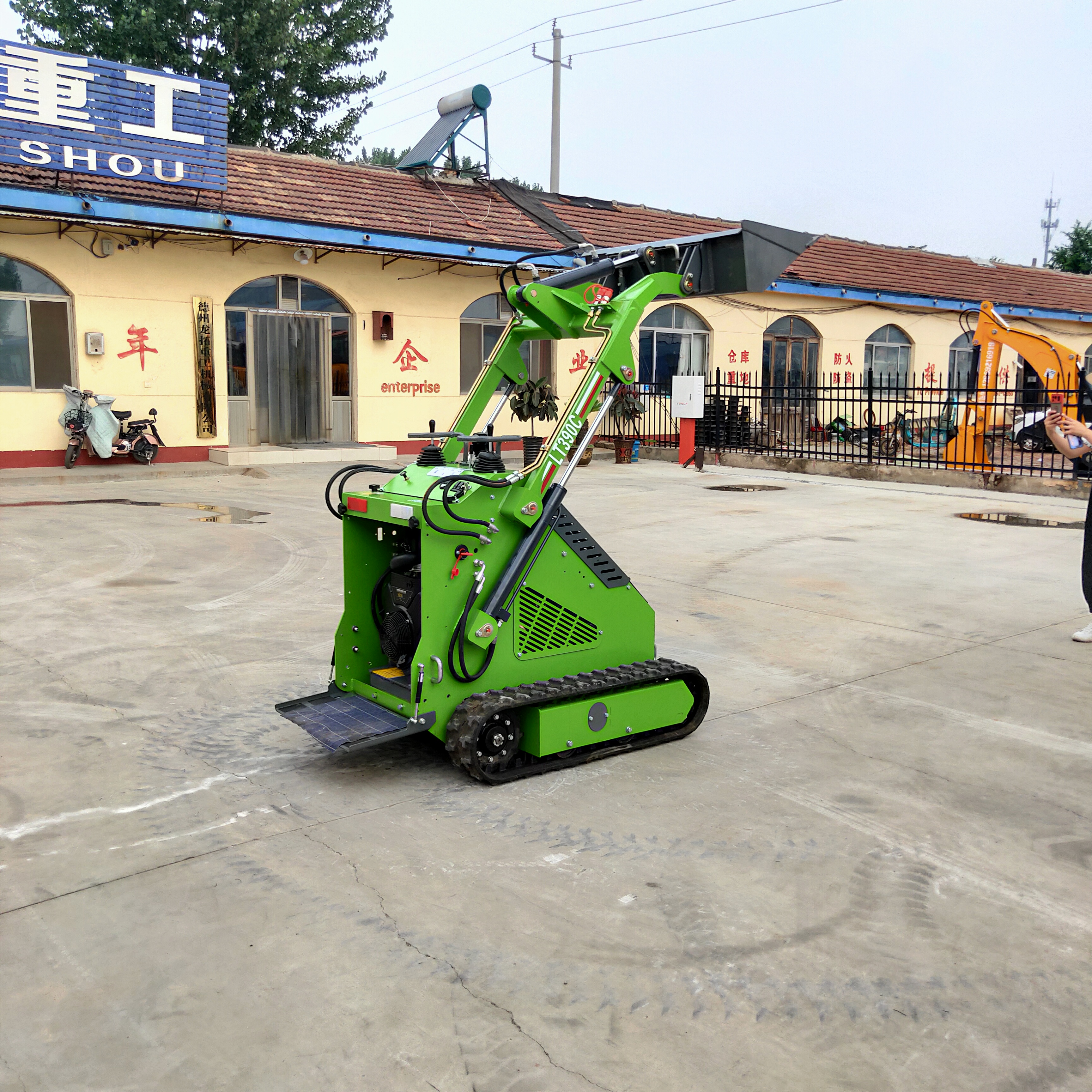 小型滑移装载机环保色履带式滑移小铲车