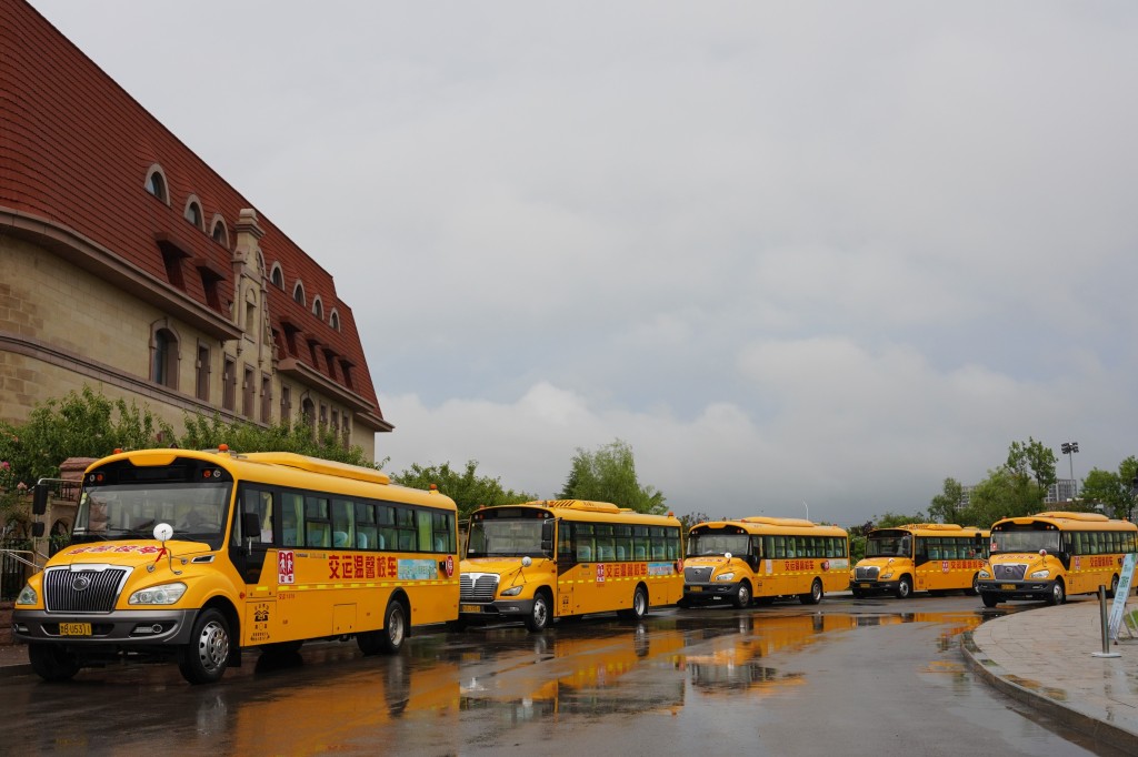 新学期首日,"大鼻子"校车接送12.5万学子上下学
