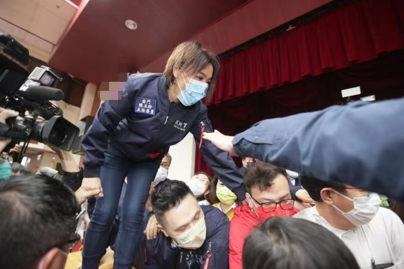 民进党拼"贪污除罪化",蓝绿爆冲突,陈玉珍在推挤中摔倒(多图)