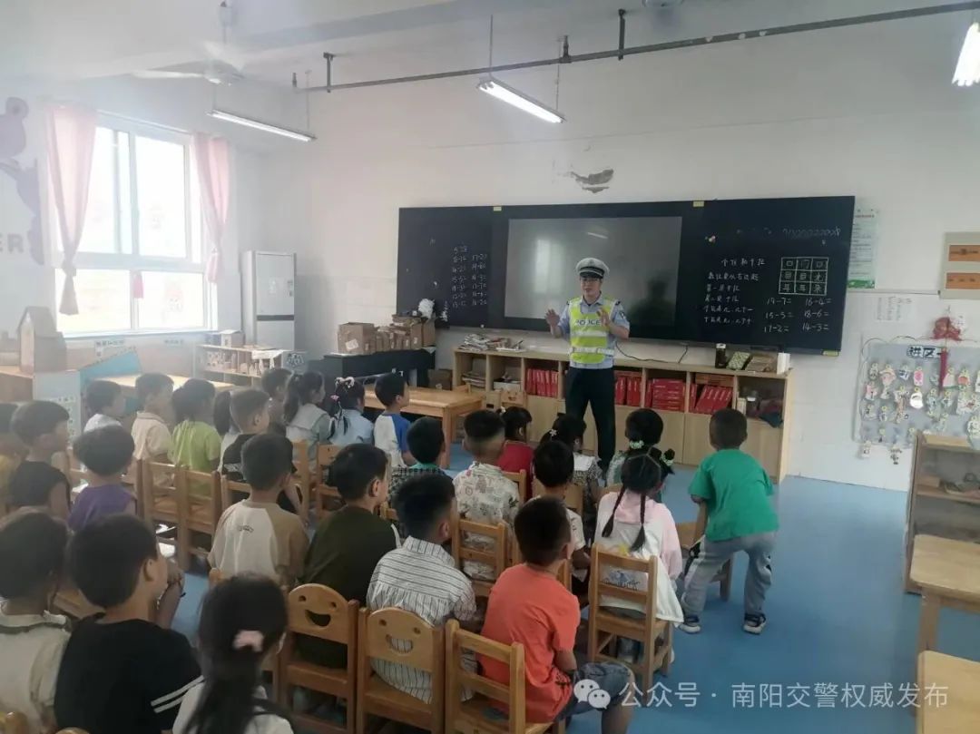 镇平交警深入辖区第四实验学校,雪枫第二中心幼儿园给孩子们开展"交通
