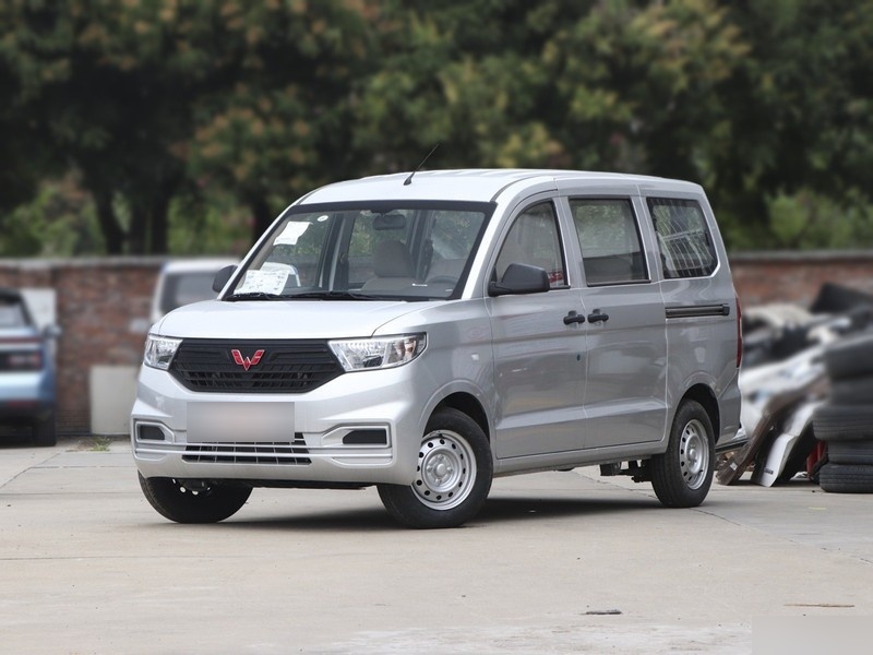 五菱宏光v的油耗表现根据车主实际使用和官方数据,平均油耗在4-7l/100