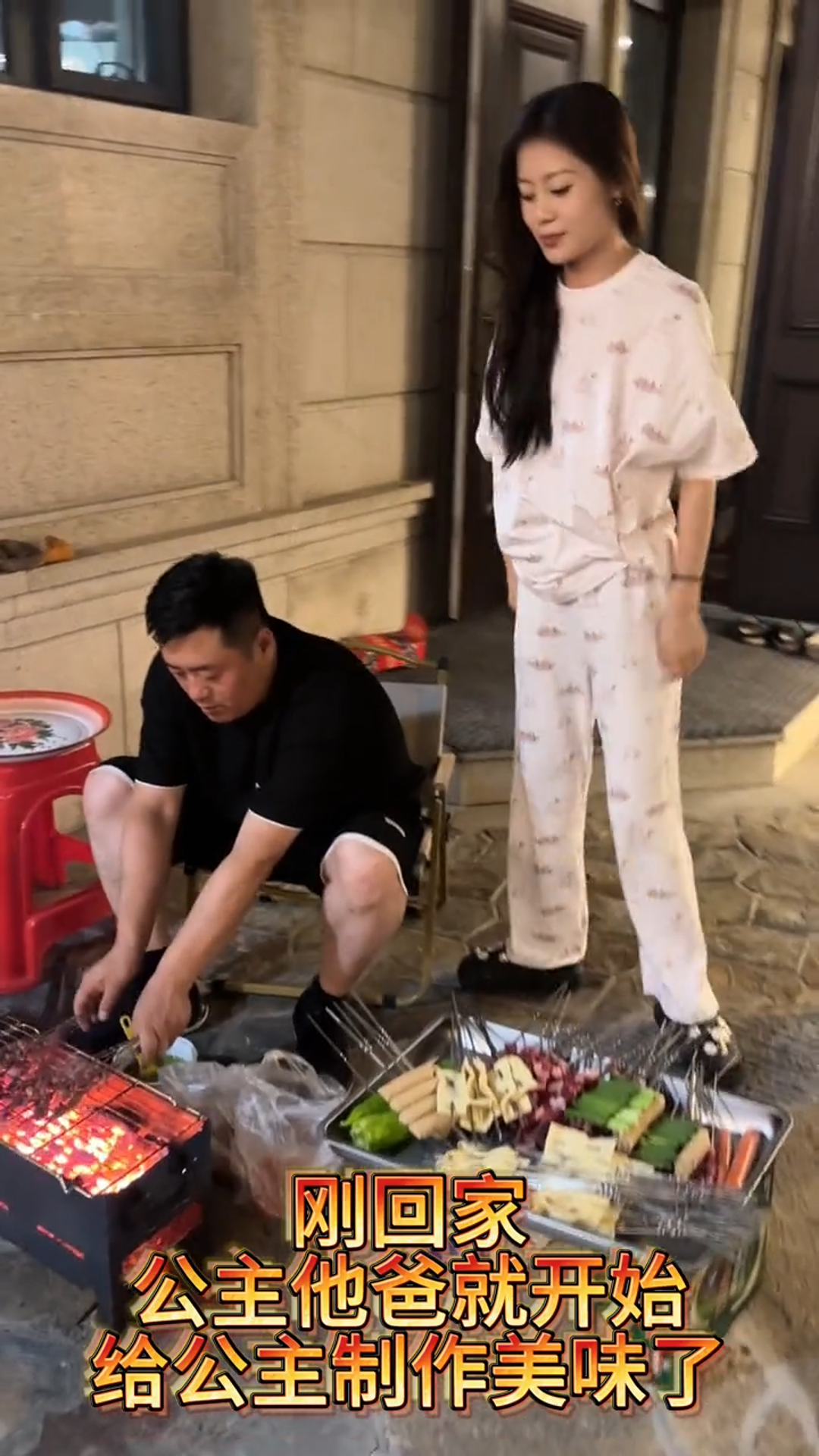 宋晓峰女儿宋之馨放暑假!与老爸豪宅撸串,穿着清凉大秀身材